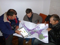 Uczestnicy spotkania zapoznają się z dokładną mapą obszaru...