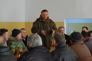 P. Alojzy Mikos - specjalista ds. lasów prywatnych w Starostwie Powiatowym w Augustowie przekazuje uczestnikom podstawowe...