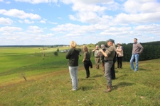 Na wzgórzu kemowym w okolicach Lipska z panoramą zmeliorowanych torfowisk Nurki